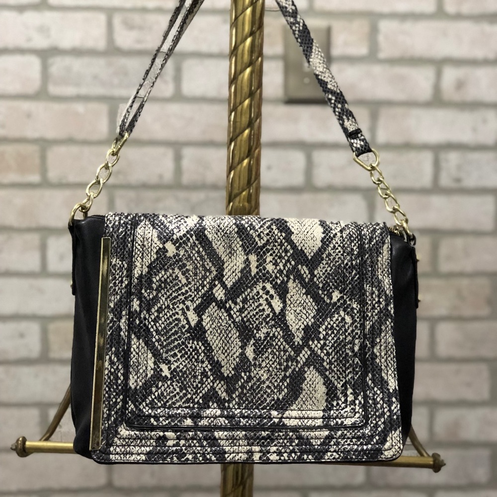SALE! New Sam and Libby snakeskin crossbody bag 🥰